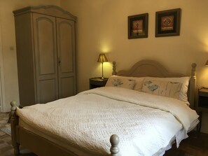 2 habitaciones, tabla de planchar con plancha, wifi y ropa de cama 