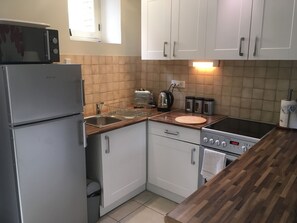 Refrigerador, microondas, horno y cafetera y tetera 