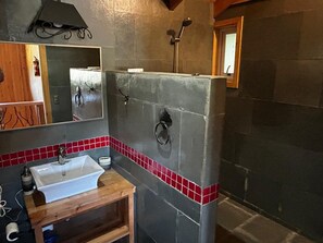 Badewanne, Haartrockner, Handtücher, Seife