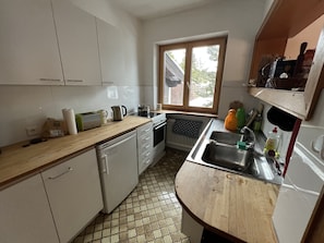 Réfrigérateur, un four, surface de cuisson, lave-vaisselle