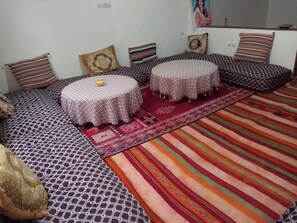 供應早餐、午餐和晚餐，當地料理