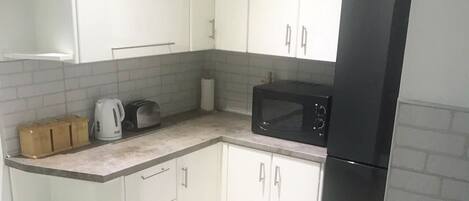 冷蔵庫、電子レンジ、オーブン、コンロ