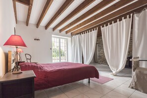 5 Schlafzimmer, Schreibtisch, Bügeleisen/Bügelbrett, Reisekinderbett