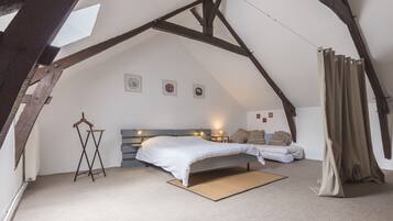 5 chambres, bureau, fer et planche Ă repasser, lit parapluie