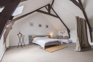 5 chambres, bureau, fer et planche à repasser, lit parapluie