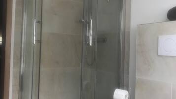 SĂšche-cheveux, serviettes fournies