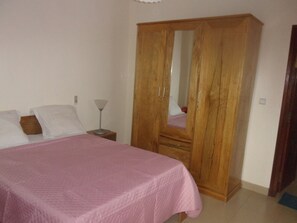 2 dormitorios, tabla de planchar con plancha, wifi y ropa de cama