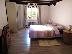 3 soverom, skrivebord, strykejern/-brett og reiseseng for barn