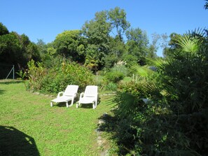 Property grounds - Large detached house on river bank with beach. Swimming pool. (BARRAUTE-CAMUS)