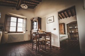 2 habitaciones, tabla de planchar con plancha, internet y ropa de cama