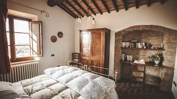 2 bedrooms, iron/ironing board, internet, bed sheets