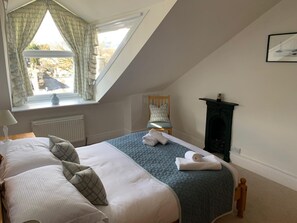 3 dormitorios, tabla de planchar con plancha, cuna de viaje