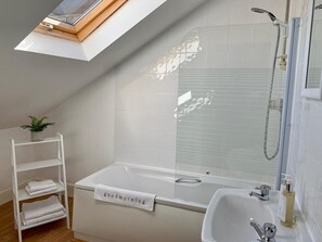 Ducha y bañera combinadas, secador de pelo, toallas y jabón