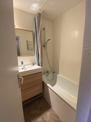 Ensemble baignoire-douche, séchoir à cheveux