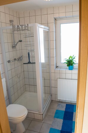 Shower, hair dryer, toilet paper - Idyllic non-smoking apartment in the country with parking space for cars and bikes (Ascheberg)
