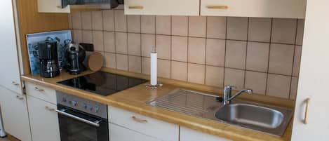 KĂŒhlschrank, Ofen, Herdplatte, Wasserkocher mit Kaffee-/Teezubehör