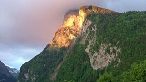 A mountain with a rocky peak and dense green forest. - Super equipped Studio Apartment with high speed internet (Samoëns)