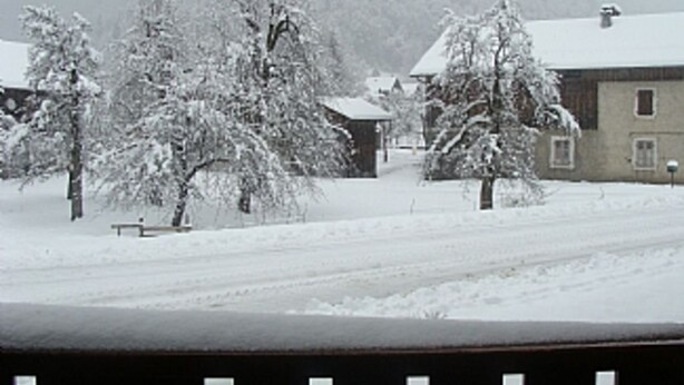 A snow-covered residential street with houses and trees. - Super equipped Studio Apartment with high speed internet (Samoëns)