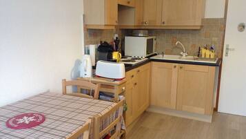 Een koelkast, een microgolfoven, een oven, een kookplaat