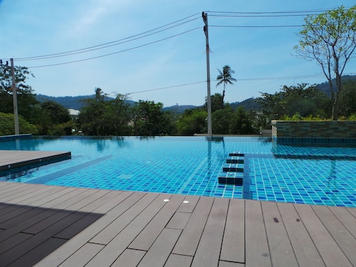 Modern Condo King Bed 5 star sleeping comfort Pool Gym WiFi Patong Area Phuket