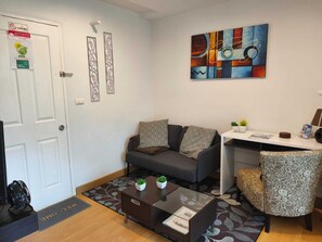 LED-Fernseher, DVD-Player, Bücher