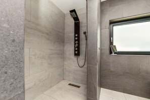 Ensemble douche/baignoire, sèche-cheveux, serviettes fournies