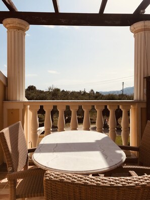 Outdoor dining - L’Eremo Luxury Messonette  (CORFU)