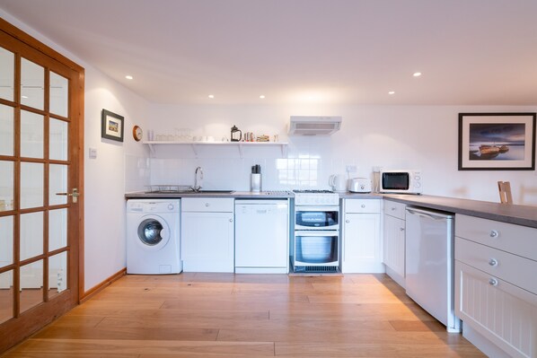 Kühlschrank, Mikrowelle, Ofen, Herdplatte