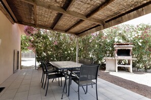 تناول الطعام بالخارج