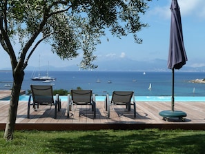 Terrasse piscine avec vue sur le golfe d'Ajaccio