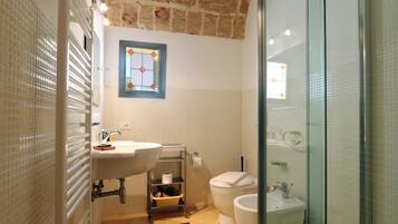 Dusche, Haartrockner, Bidet, Handtücher