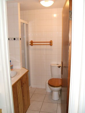 Douche, sèche-cheveux, savon, papier toilette