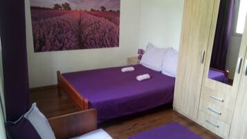 4 bedrooms, iron/ironing board, Internet, bed sheets