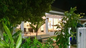Ein Haus mit überdachter Terrasse, Essbereich und sichtbarer Küche.