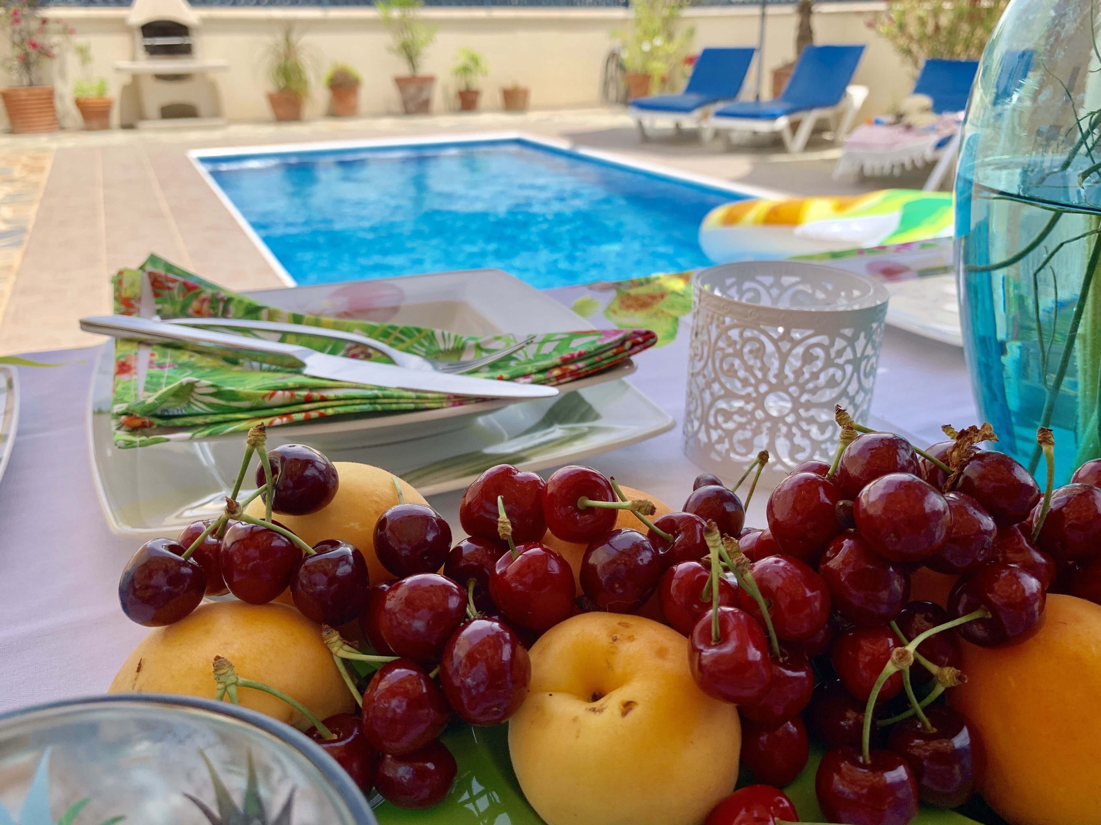 Utendørsbasseng og et oppvarmet basseng