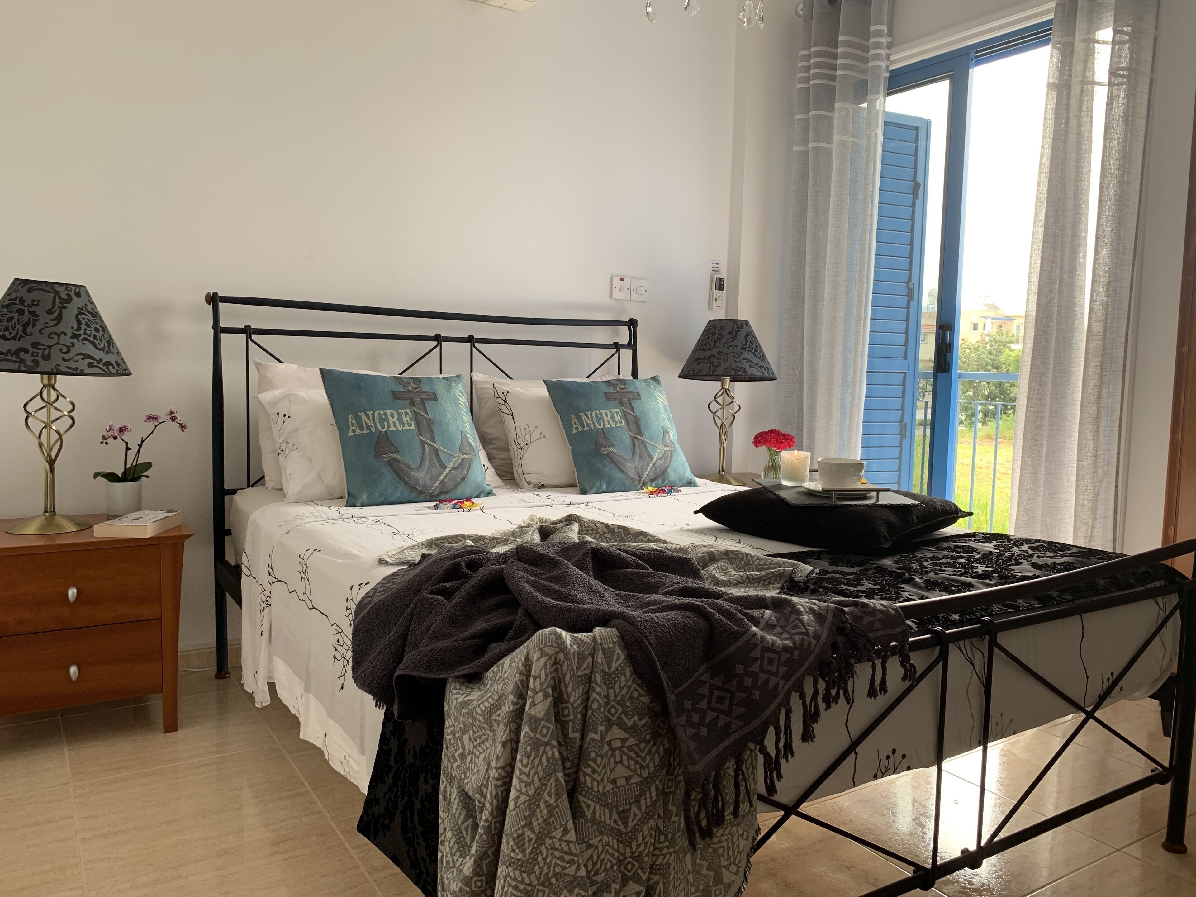 3 dormitorios, caja fuerte, tabla de planchar con plancha