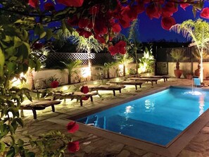 Utomhuspool och uppvärmd pool