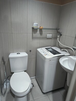 Een douche, een haardroger, een bidet, handdoeken