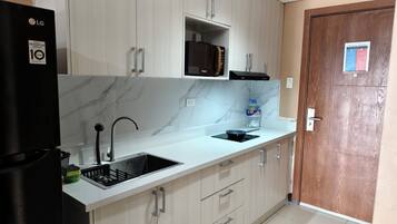 Fridge, microwave, stovetop, electric kettle