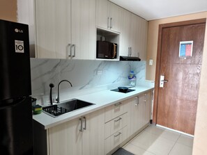 Fridge, microwave, stovetop, electric kettle - Big stylish Condo  Balcony & Pool near SM Moa, Fast WiFi, 10 mins from airport” (Pasay)