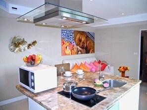 冷蔵庫、電子レンジ、コンロ、電気ポット