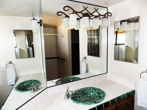 Sèche-cheveux, papier toilette