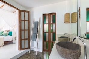 3 chambres, coffres-forts dans les chambres, fer et planche Ă repasser