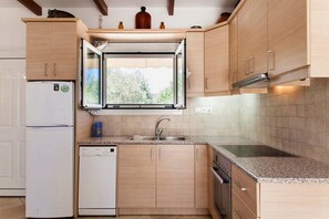 Køleskab, ovn, kogeplade, kaffe-/temaskine