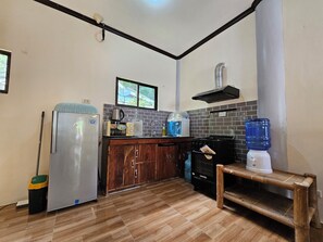 Kylskåp, mikrovågsugn, ugn och spishäll