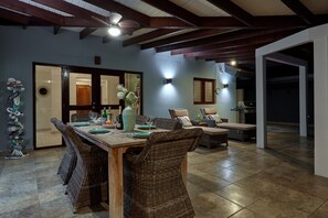 Dining - Villa Carpe Diem – Great Escape – Dream Paradise - 5 Star reviewws! (Noord)