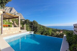 Outdoor pool, a heated pool - Villa with heated Swimmingpool, barbecue , terrace with sea view, up to 6 people (Baska Voda)