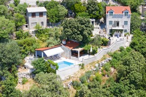 Exterior - Villa with heated Swimmingpool, barbecue , terrace with sea view, up to 6 people (Baska Voda)