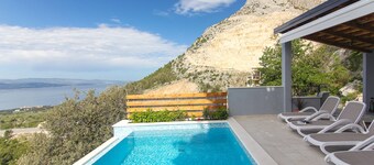 Villa with heated Swimmingpool, barbecue , terrace with sea view, up to 6 people