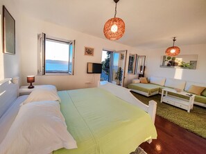 3 habitaciones, tabla de planchar con plancha y cuna de viaje 